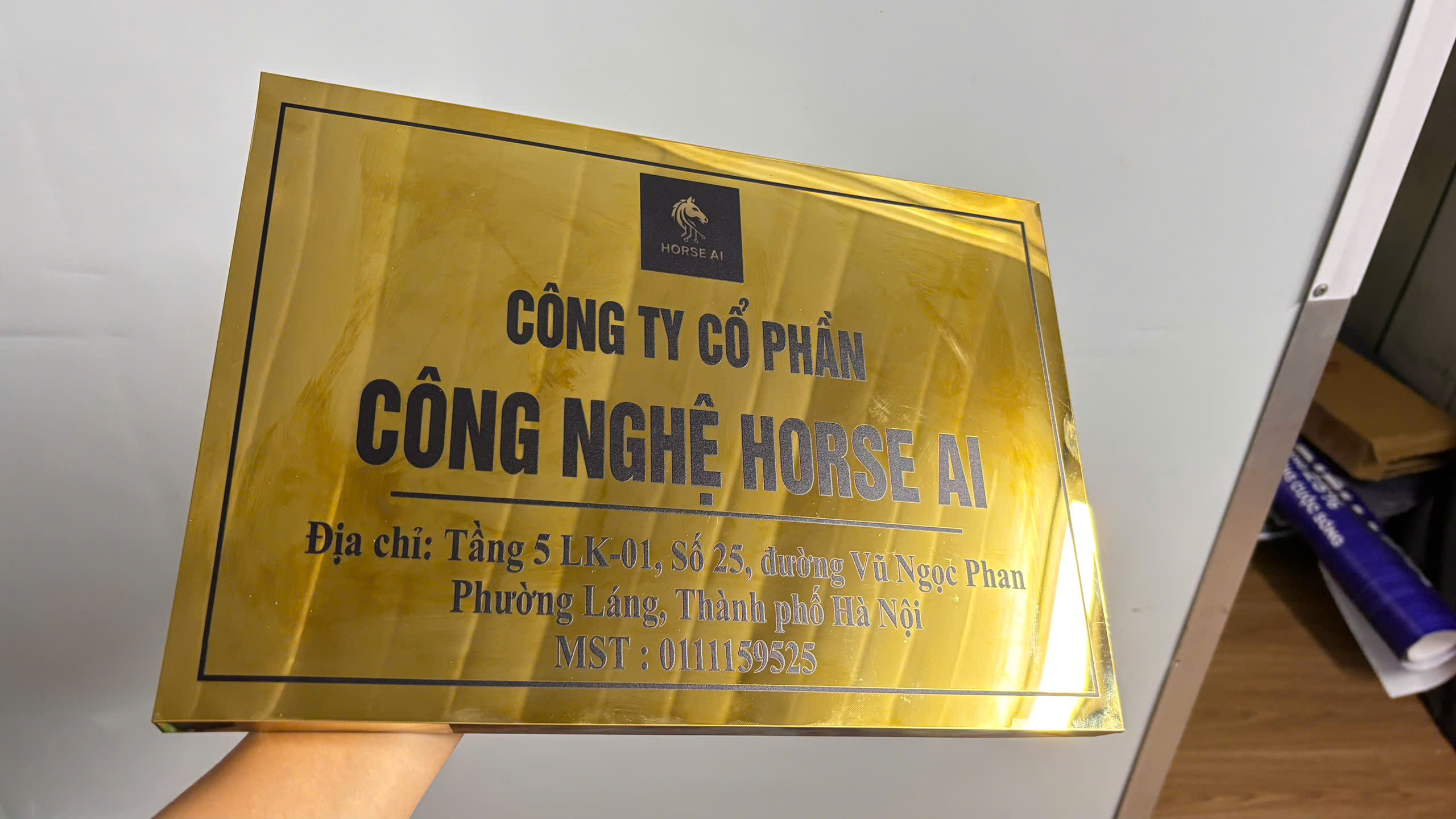 Biển inox vàng gương in UV