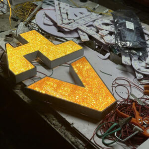 Chữ inox lọng viền mặt đá