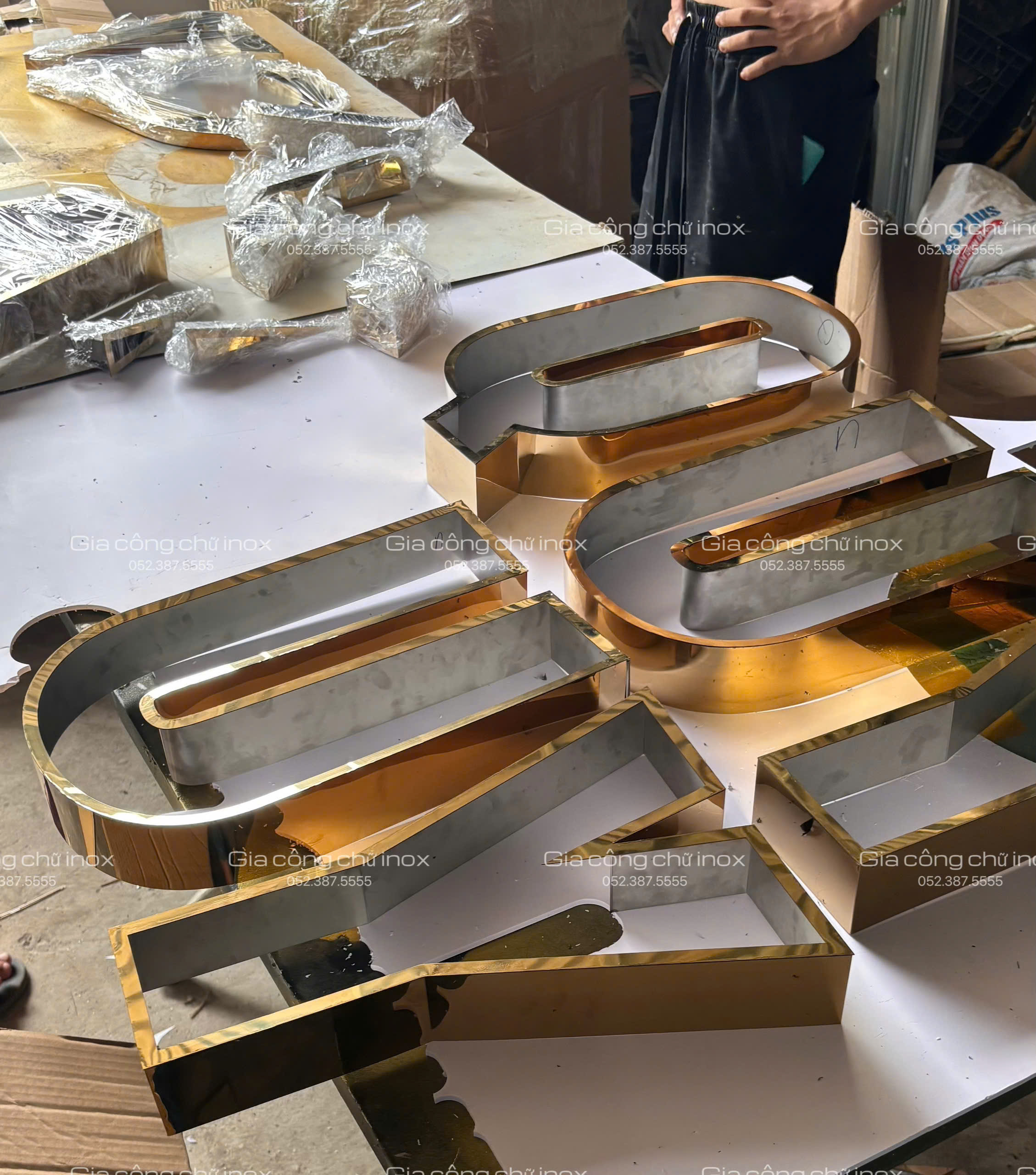 Chữ inox vàng gương lọng viền