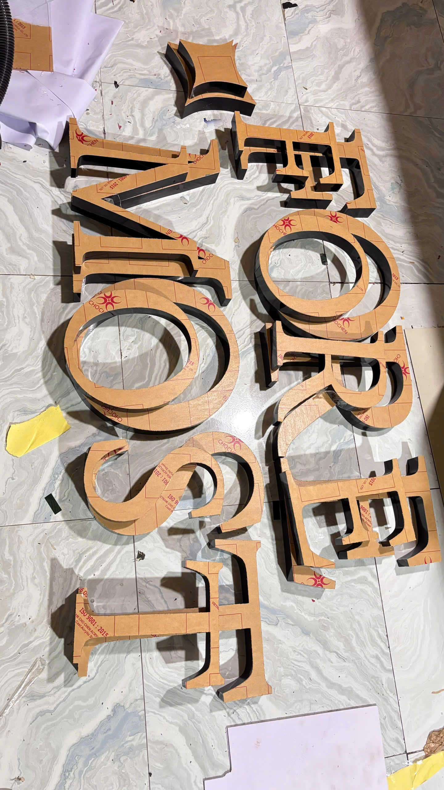 Chữ mặt mica chân nhôm