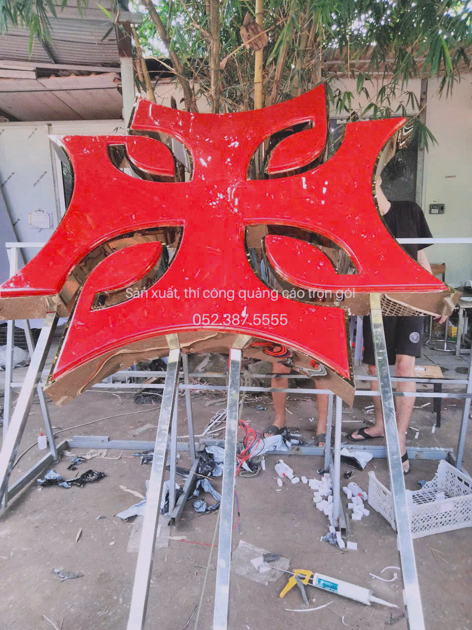 Logo lọng viền inox, mặt mica hút nổi