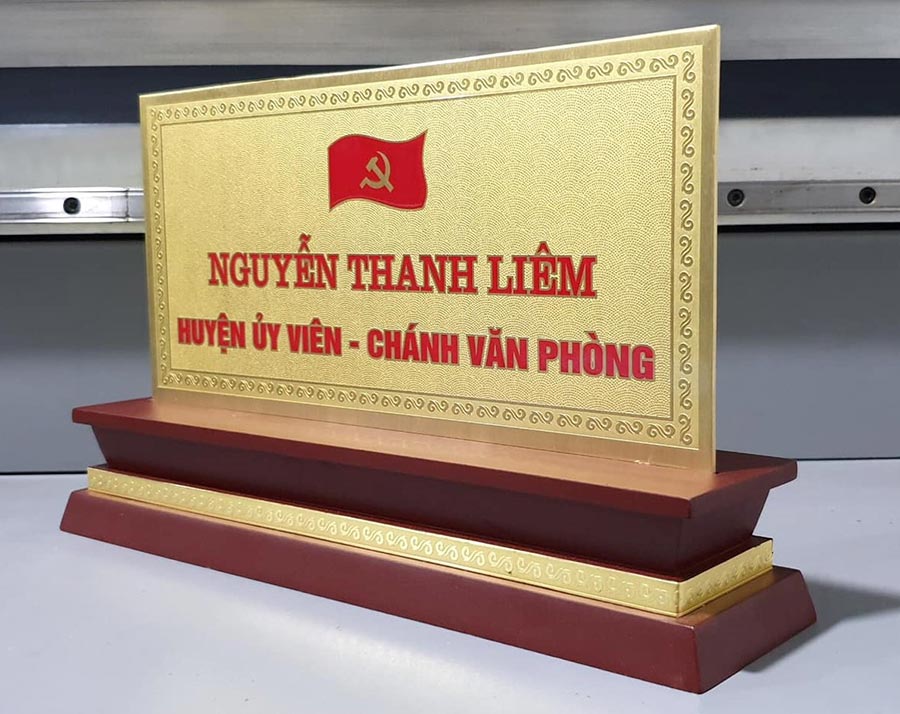 Biển chức danh để bàn đồng Biển chức danh để bàn đồng