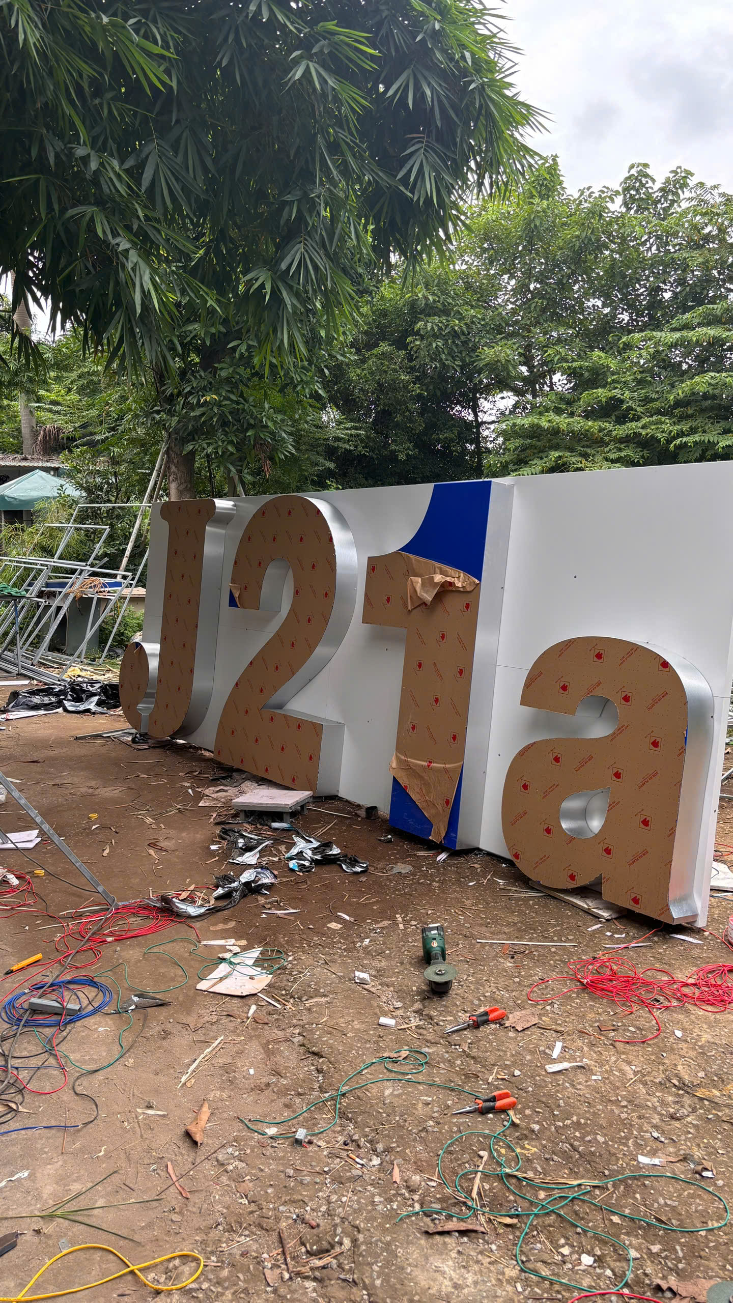 Chữ mặt mica chân alu