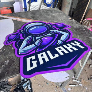 Logo lọng viền inox, mặt mica hút nổi